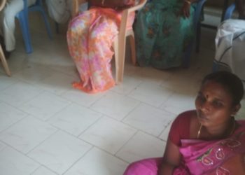 தரையில் உட்கார வைத்து அவமானப்படுத்தப்பட்ட  தலித் பெண் தலைவர் – தலைவிரித்தாடும் சாதிக் கொடுமை