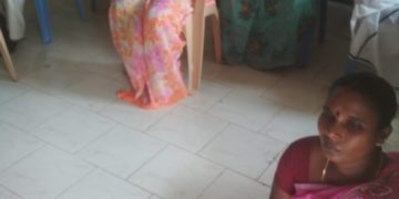 தரையில் உட்கார வைத்து அவமானப்படுத்தப்பட்ட  தலித் பெண் தலைவர் – தலைவிரித்தாடும் சாதிக் கொடுமை