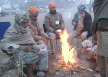 வாட்டி வதைக்கும் குளிரில் 27வது நாளாக போராட்டம் நடத்தி வரும் விவசாயிகள்!