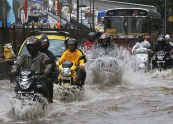 மும்பையில் தொடரும் கனமழை, வெள்ளம்… ‘வீட்டை விட்டு வெளியே வராதீர்கள்!’