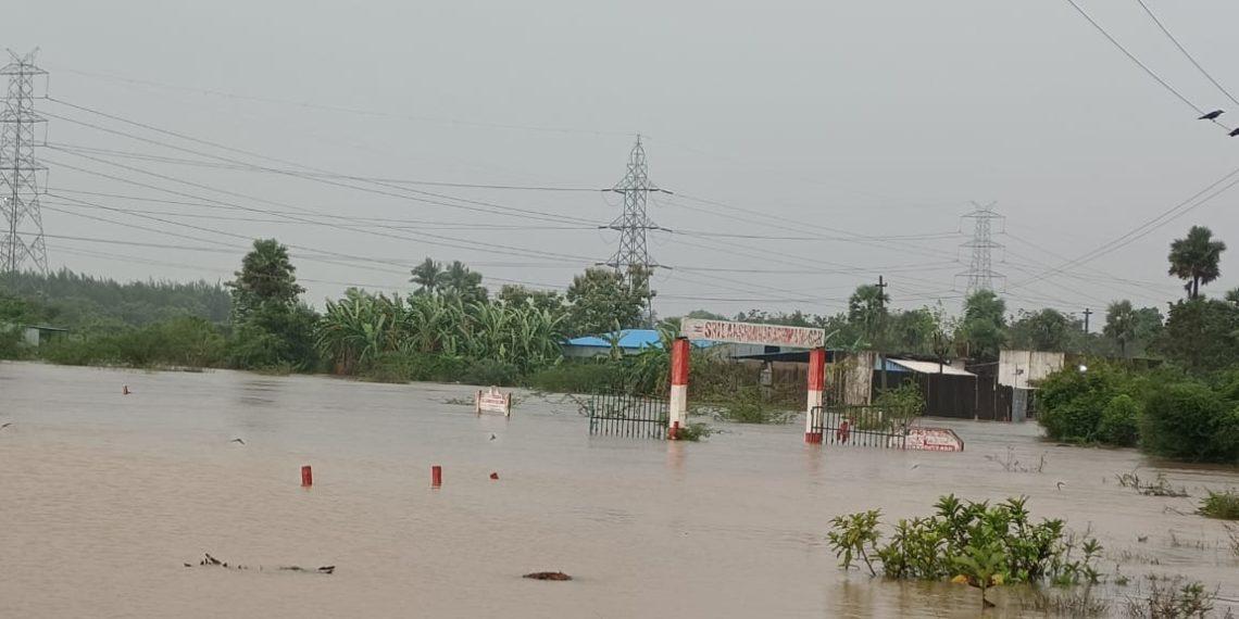 ஆற்று வெள்ளத்தில் அடித்துச் செல்லப்பட்ட மாணவி… 16 மணிநேர போராட்டத்துக்குப் பிறகு சடலமாக மீட்பு!