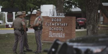 டெக்சாஸ் பள்ளியில் துப்பாாக்கிச் சூடு… 19 குழந்தைகள் உள்பட 21 பேர் பலி!