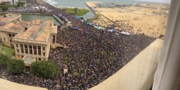 உச்சகட்ட பதட்டத்தில் இலங்கை… அதிபர் மாளிகை முற்றுகை… கோத்தபய தப்பி ஓட்டம்!