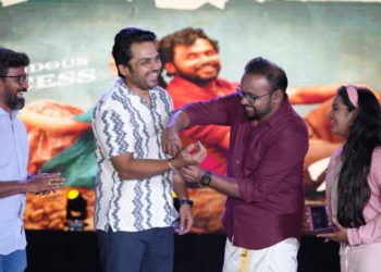 வசூலில் சாதனை…. ‘விருமன்’ படக் குழுவினருக்கு வைரக்காப்பு பரிசு!