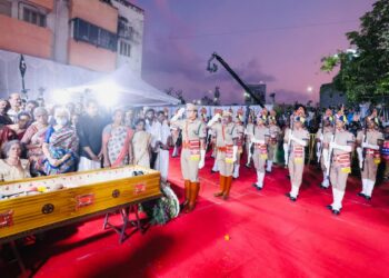 72 குண்டுகள் முழங்க அரசு மரியாதையுடன் விஜயகாந்த் உடல் அடக்கம்… லட்சக்கணக்கான மக்கள் கண்ணீர் அஞ்சலி