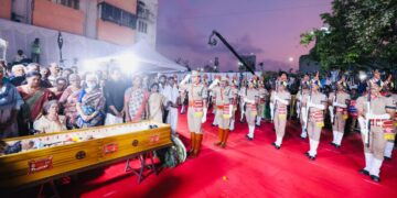 72 குண்டுகள் முழங்க அரசு மரியாதையுடன் விஜயகாந்த் உடல் அடக்கம்… லட்சக்கணக்கான மக்கள் கண்ணீர் அஞ்சலி